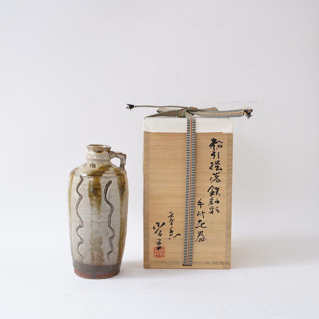 23-4 岡晋吾 粉引掻落鉄釉彩手付花器 箱付