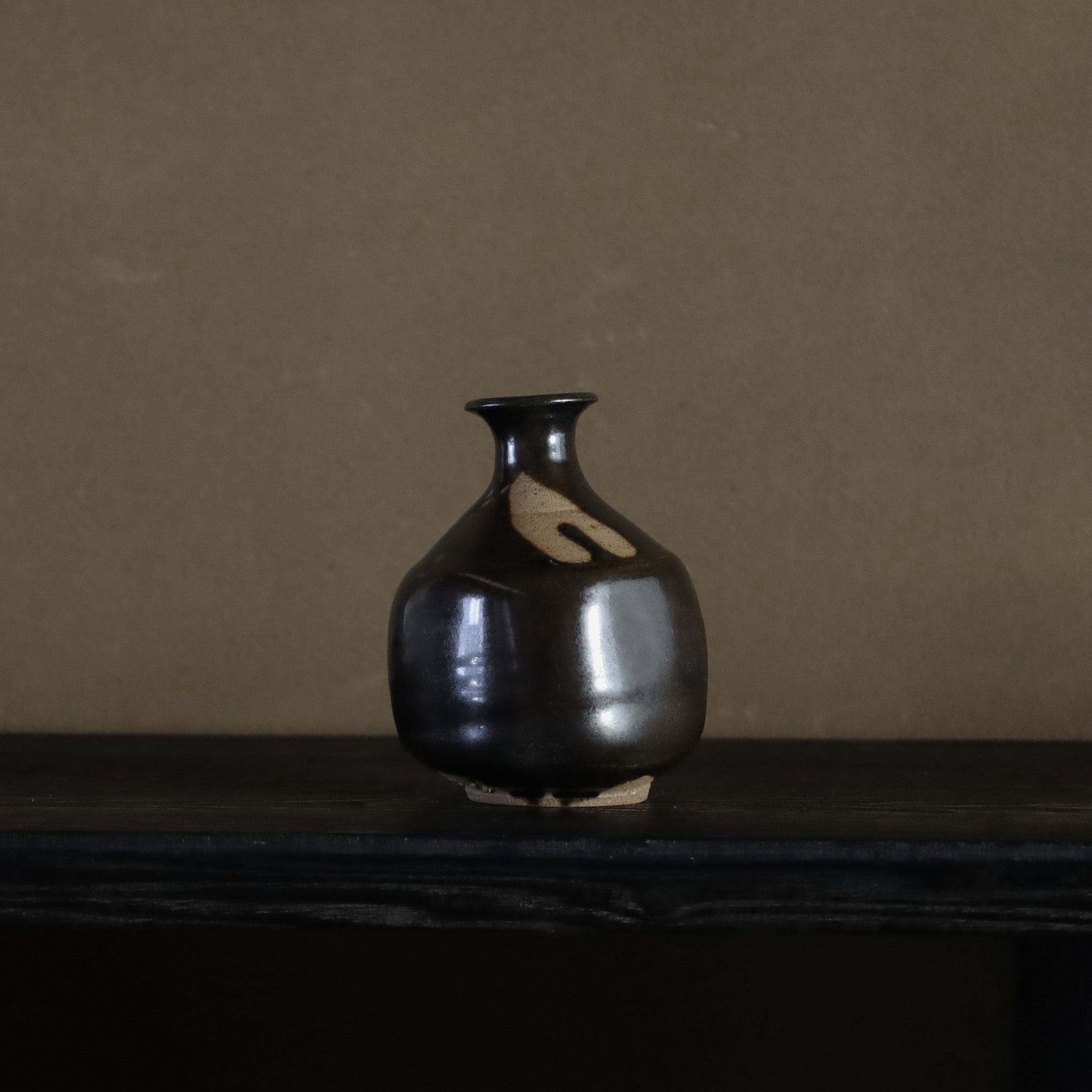 ●26-TY-79 Yohen Black Karatsu square sake bottle