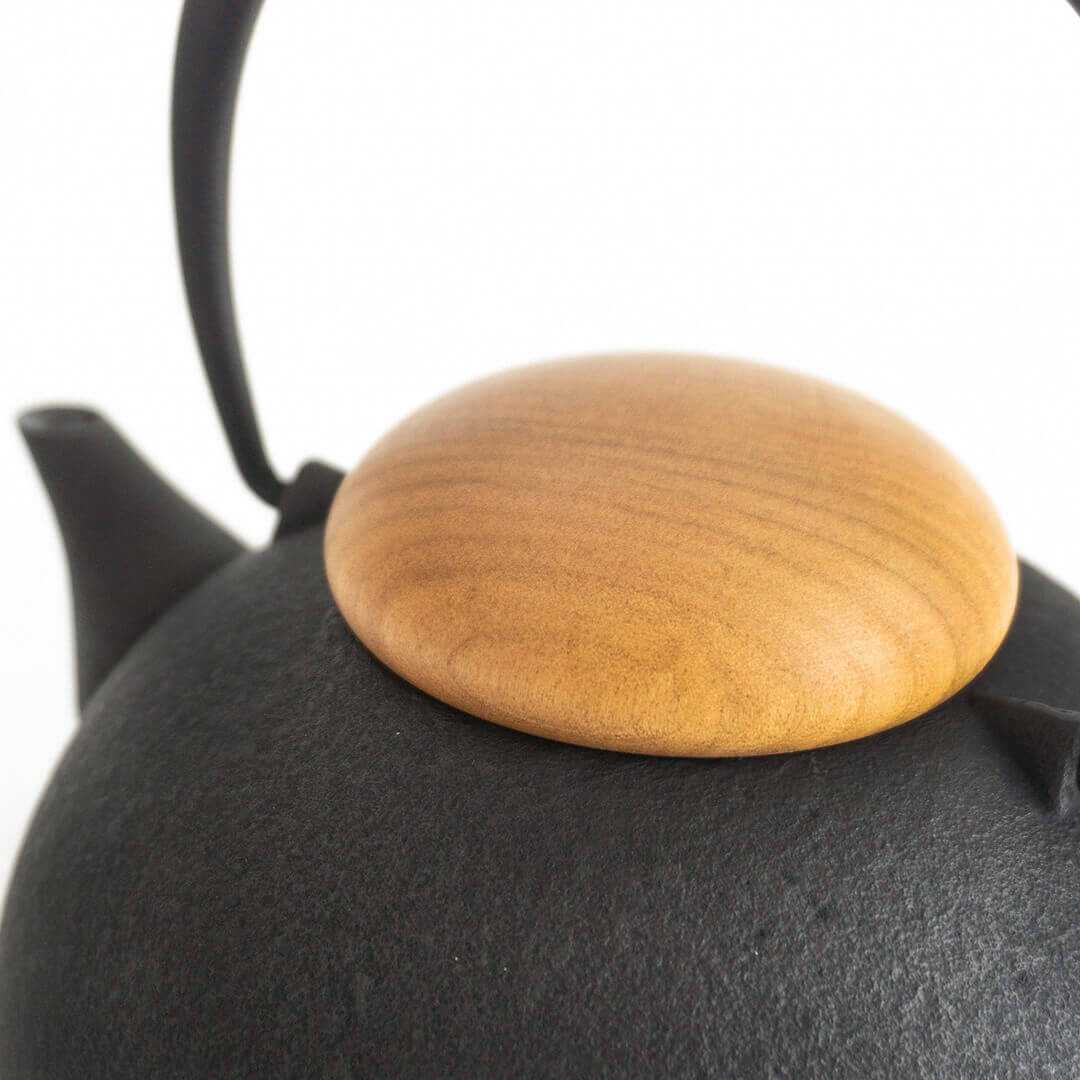 Kukan Chuzo / Nanbu Cast Iron Teapot Black wooden lid