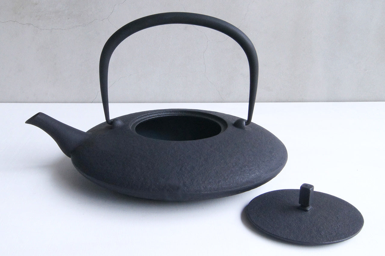 Kukan Chuzo / Moon Cast Iron Kettle L Black