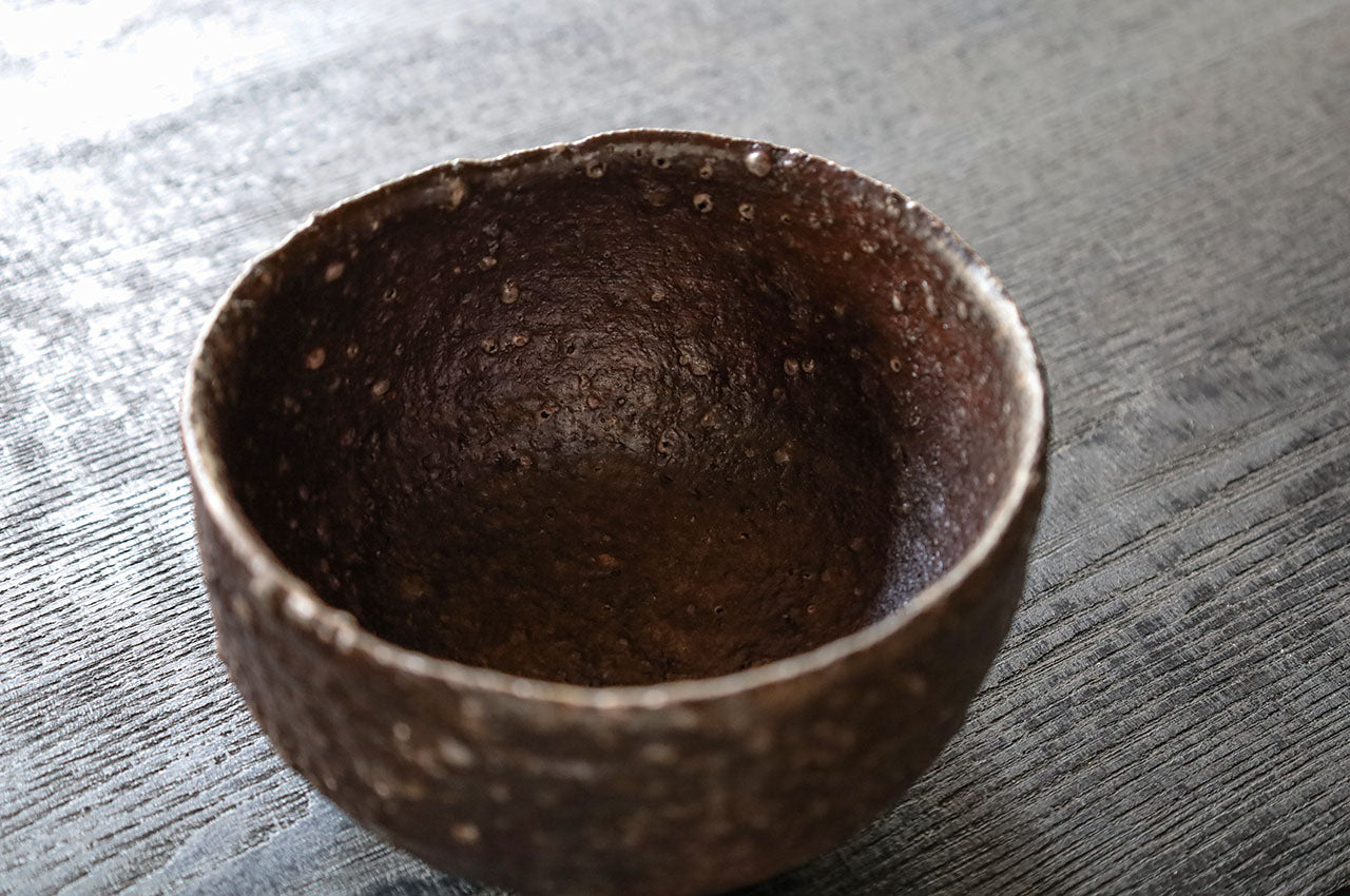 清水志郎  タラオ土ふき漆茶碗 (26-16)