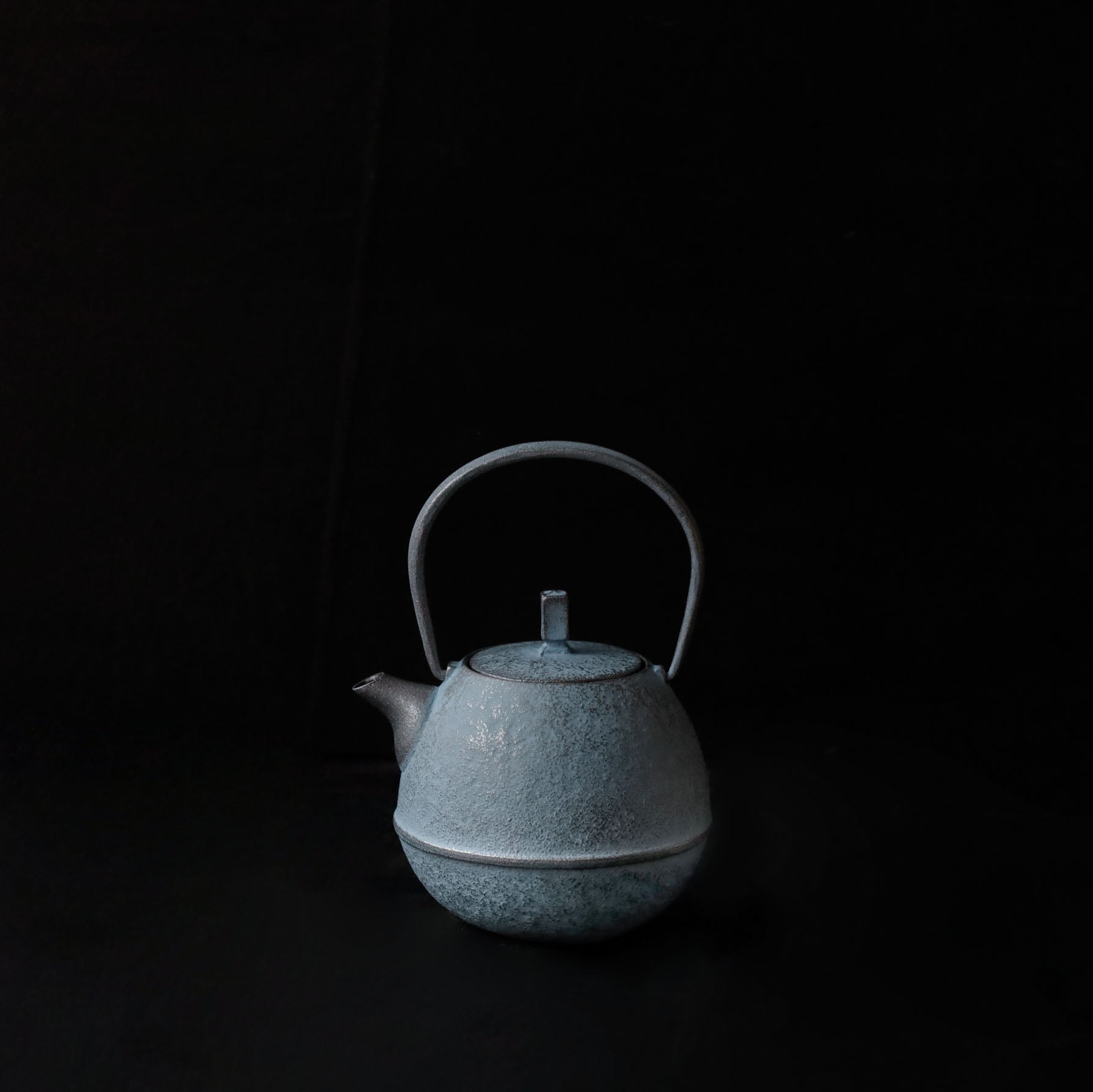 空間鋳造 鉄急須 Egg 小 Ice Blue 鎬鉉