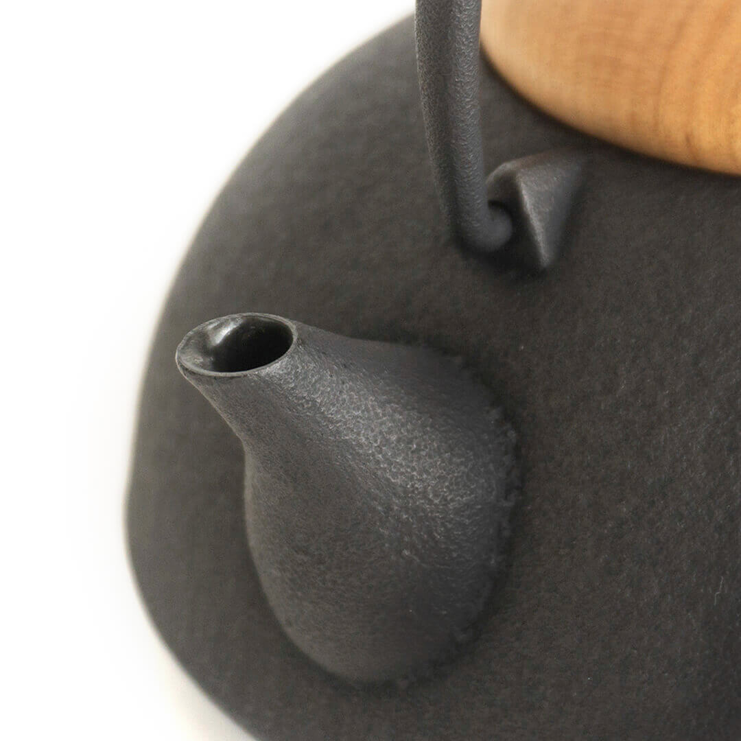 Kukan Chuzo /  Nanbu Cast Iron Teapot  Black wooden lid
