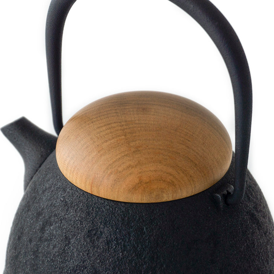 Kukan Chuzo / Egg Cast Iron Teapot M Black wooden lid